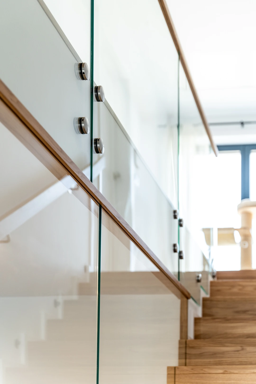 Moderne Stufen auf Beton (Treppe in Faltwerkoptik) mit eingelassenem Glasgeländer, Holzhandlauf und Holzstufen  11