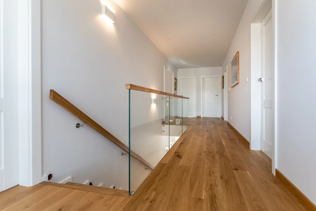 Moderne Stufen auf Beton (Treppe in Faltwerkoptik) mit eingelassenem Glasgeländer, Holzhandlauf und Holzstufen  3