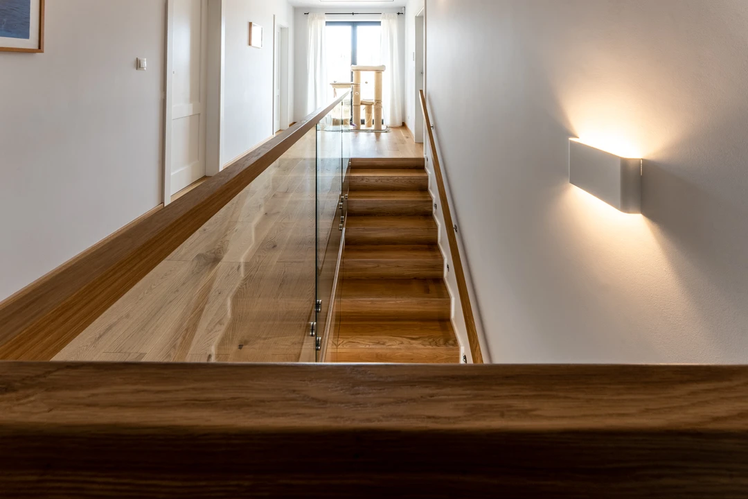 Moderne Stufen auf Beton (Treppe in Faltwerkoptik) mit eingelassenem Glasgeländer, Holzhandlauf und Holzstufen  5