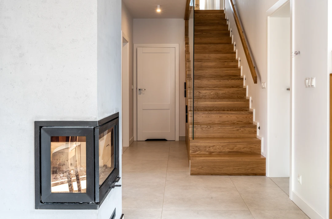 Moderne Stufen auf Beton (Treppe in Faltwerkoptik) mit eingelassenem Glasgeländer, Holzhandlauf und Holzstufen  6