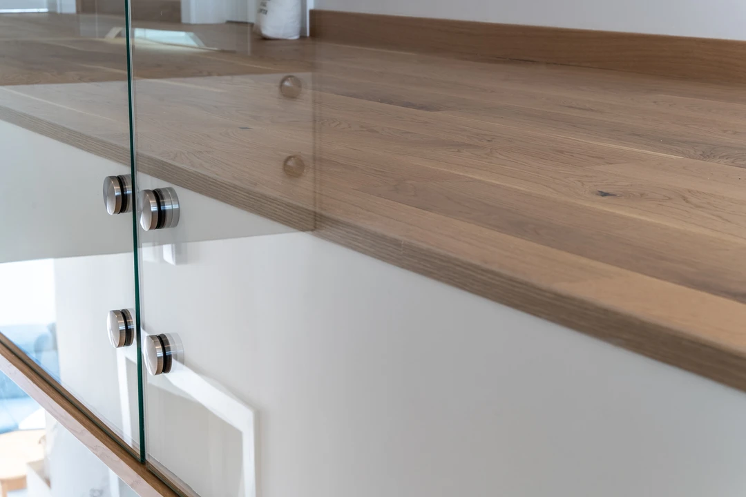 Moderne Stufen auf Beton (Treppe in Faltwerkoptik) mit eingelassenem Glasgeländer, Holzhandlauf und Holzstufen  7