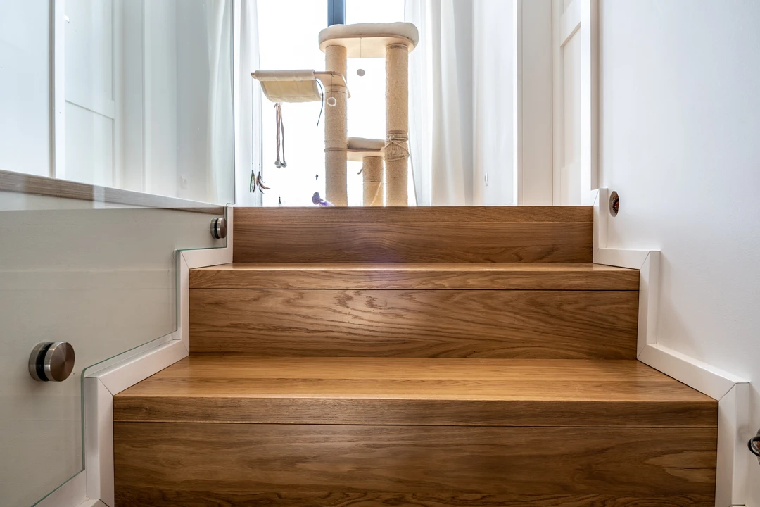 Moderne Stufen auf Beton (Treppe in Faltwerkoptik) mit eingelassenem Glasgeländer, Holzhandlauf und Holzstufen  8