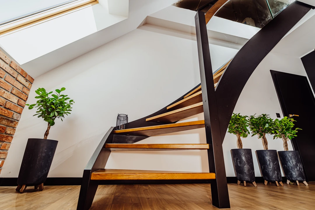 Moderne Wangentreppe mit Glasgeländer, gebeizten Wangen und Pfosten, Glasklemmen und Holzhandlauf  1