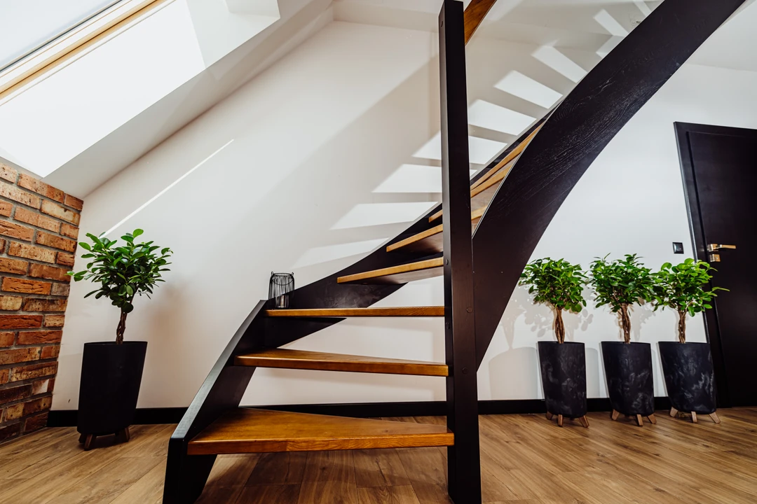 Moderne Wangentreppe mit Glasgeländer, gebeizten Wangen und Pfosten, Glasklemmen und Holzhandlauf  2