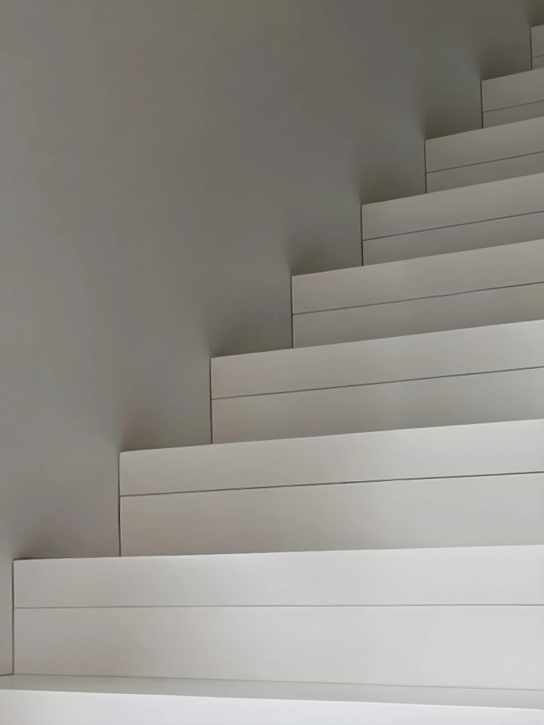 Moderne, weiß gestrichene Faltwerktreppe aus Buche mit eingelassenem Glasgeländer  2