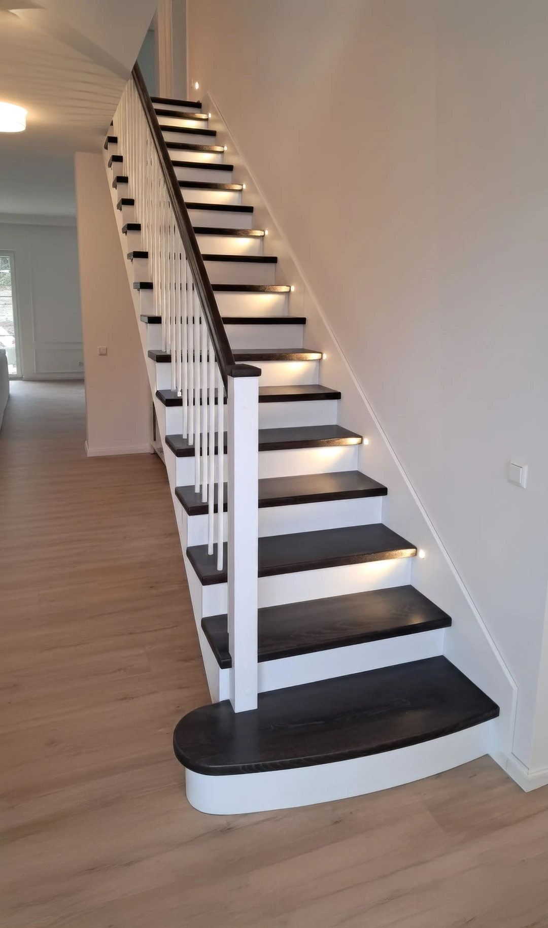 Wie stimmt man eine Holztreppe farblich auf Boden und Einrichtung ab?