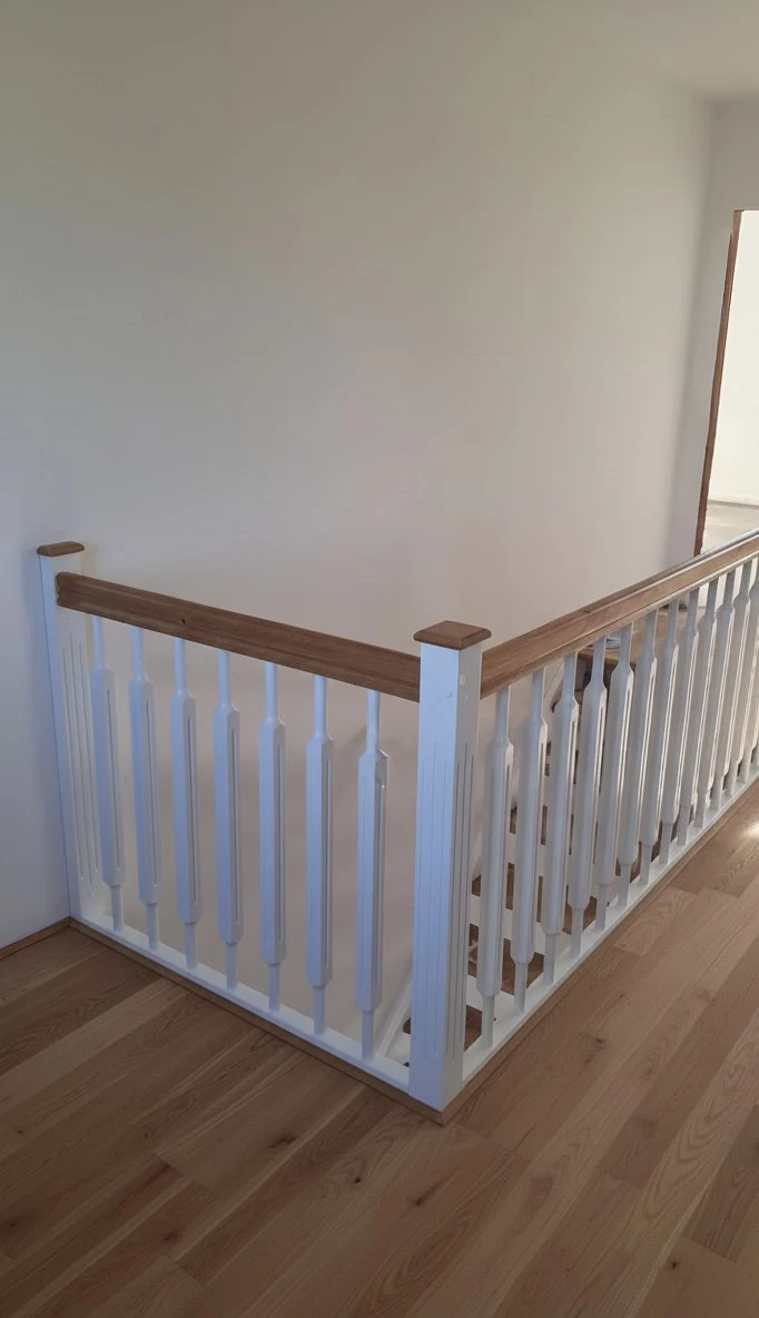 Treppe mit weißer Wange innen und außen aufgesattelten Eichenstufen 1
