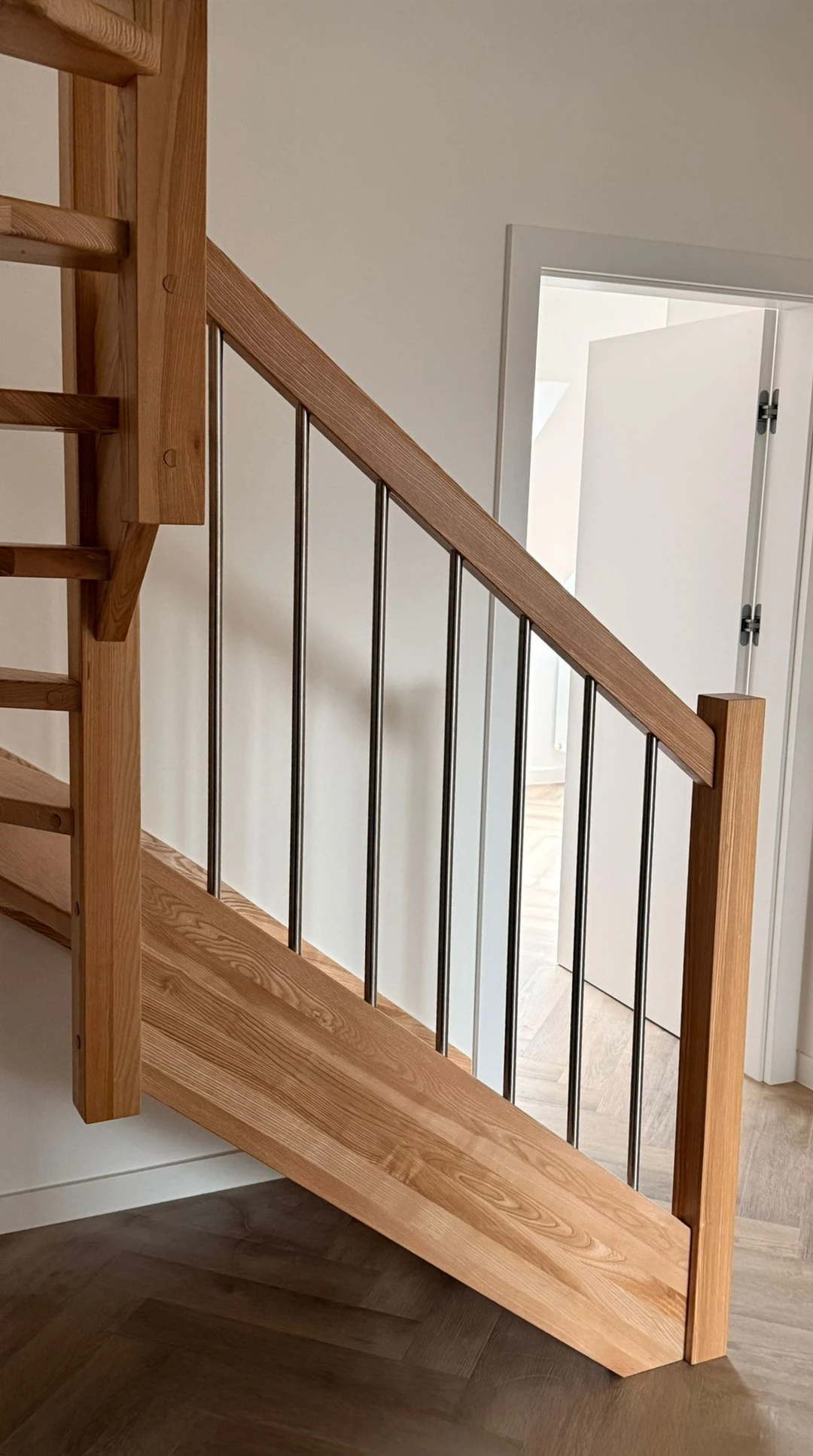 Wangentreppe aus Esche mit Edelstahlstäben und Holzhandlauf 1