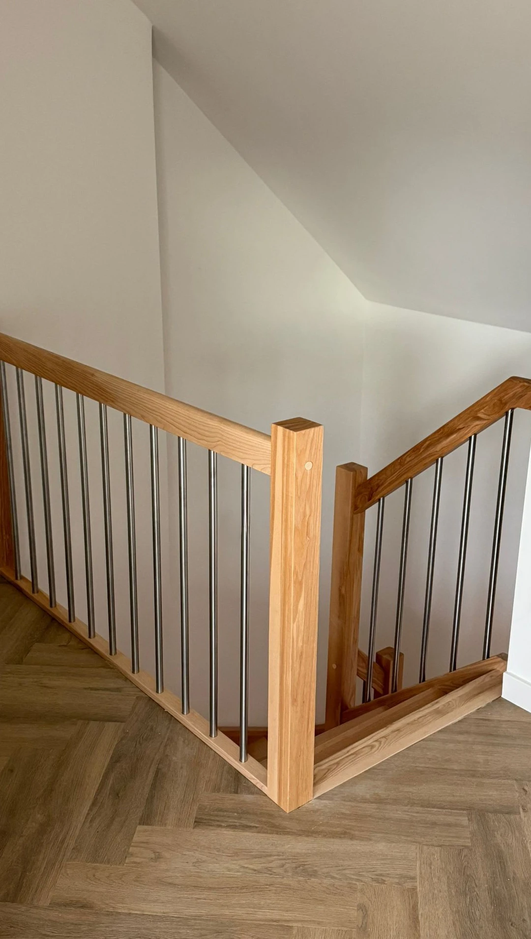 Wangentreppe aus Esche mit Edelstahlstäben und Holzhandlauf 3