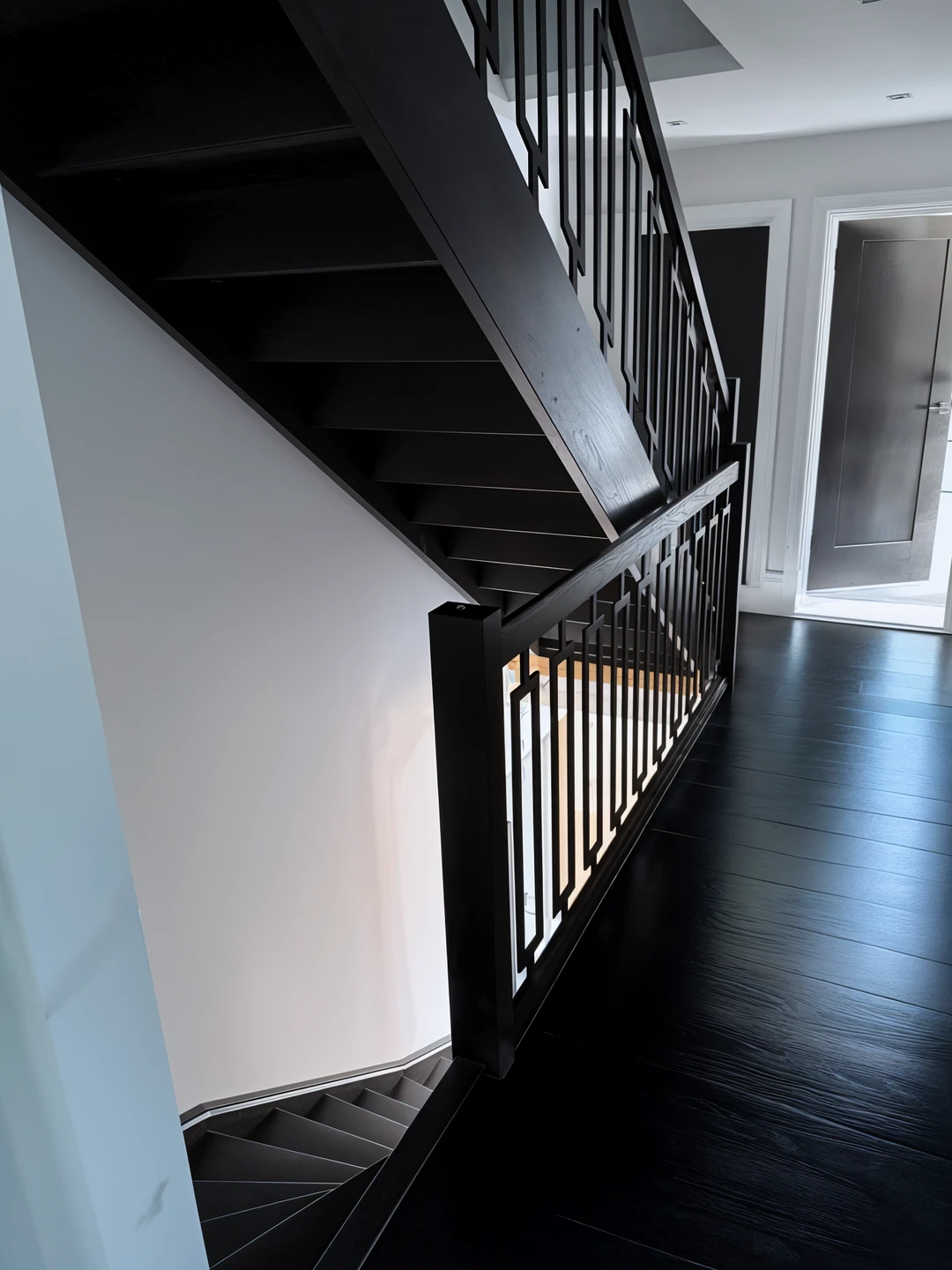 Wangentreppe mit Flachstahl Geländer und Handlauf Gebeizt  1