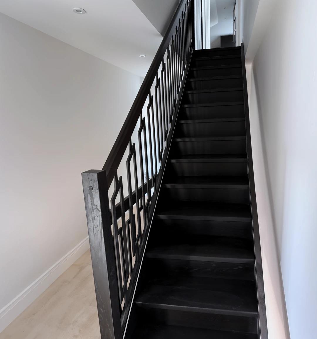 Wangentreppe mit Flachstahl Geländer und Handlauf Gebeizt  2