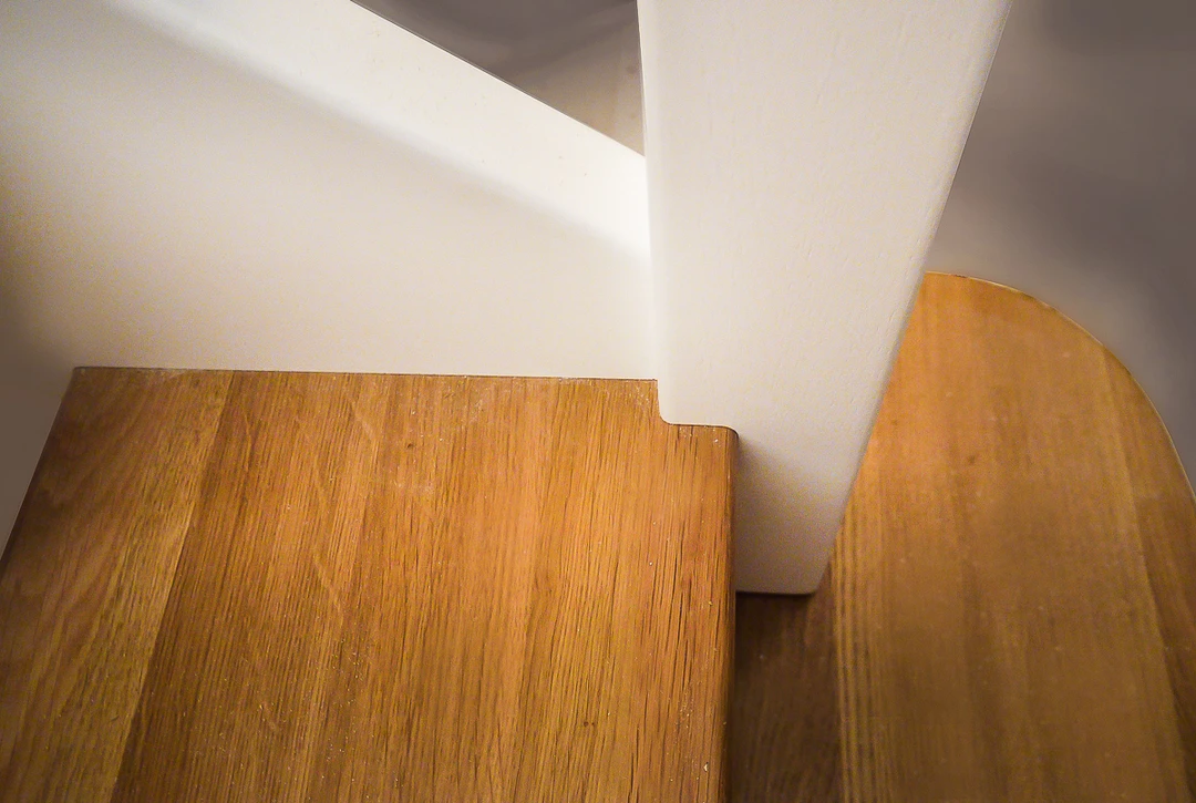 Wangentreppe mit Geländerstäben, lackierten Stufen in Naturholzfarbe, Handlauf und Wangen in Weiß  1