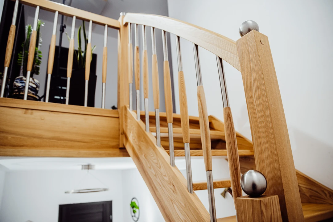 Wangentreppe mit Geländerstäben und Handlauf aus Esche, in Naturholzfarbe lackiert  2