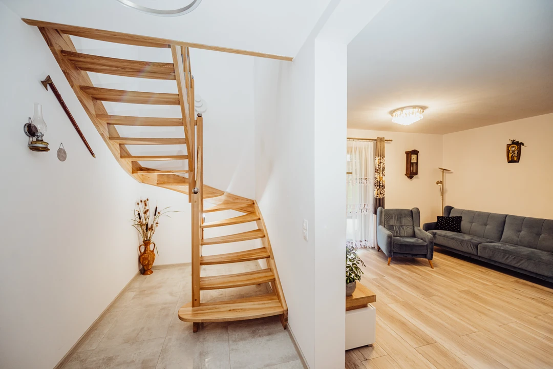 Wangentreppe mit Geländerstäben und Handlauf aus Esche, in Naturholzfarbe lackiert  4