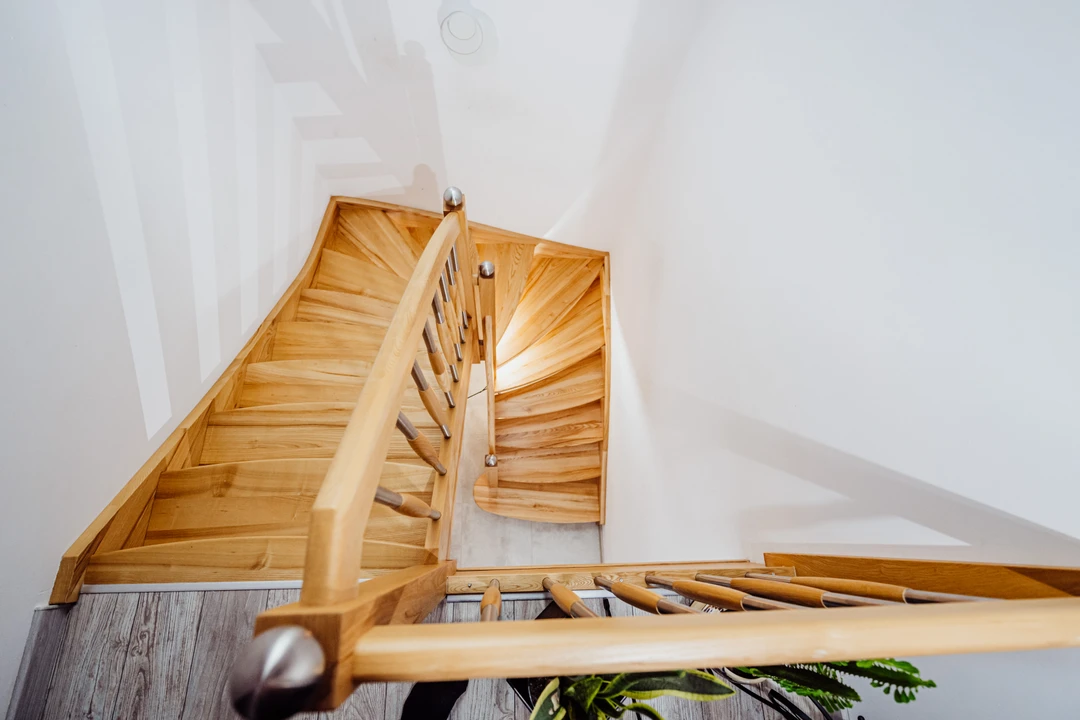 Wangentreppe mit Geländerstäben und Handlauf aus Esche, in Naturholzfarbe lackiert  5