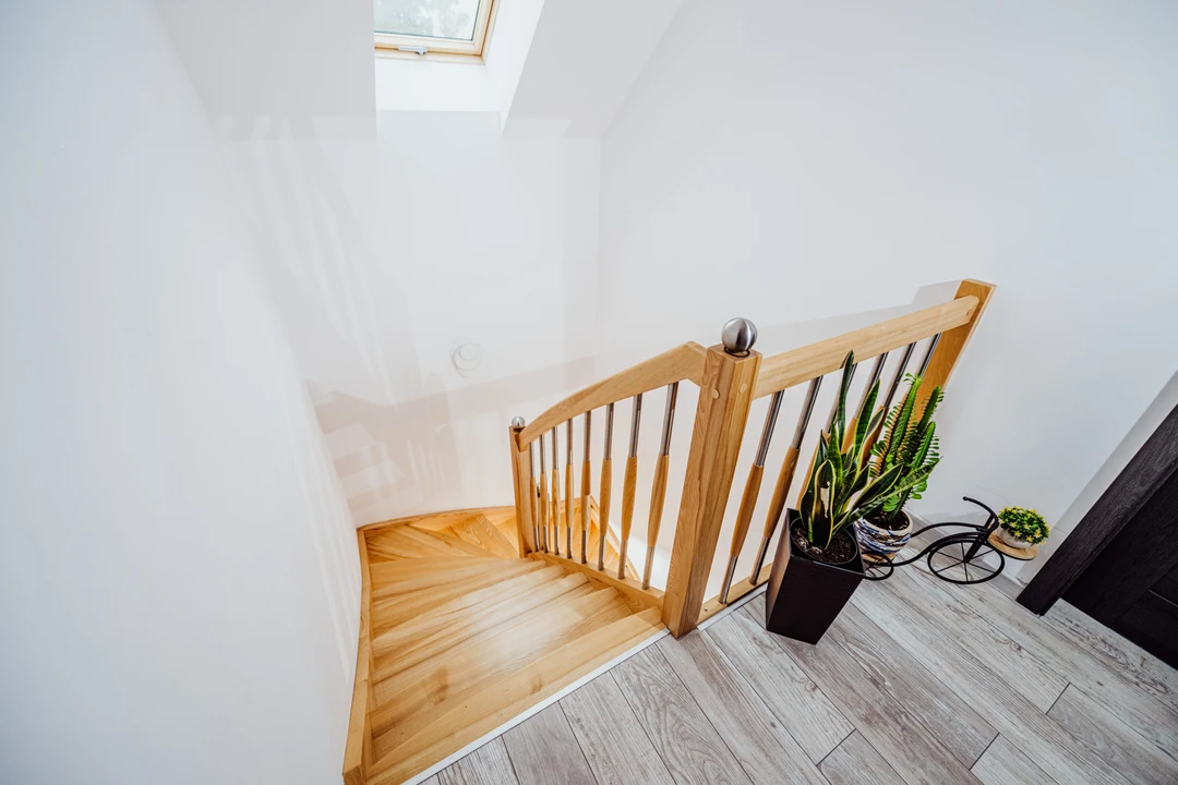 Wangentreppe mit Geländerstäben und Handlauf aus Esche, in Naturholzfarbe lackiert  6