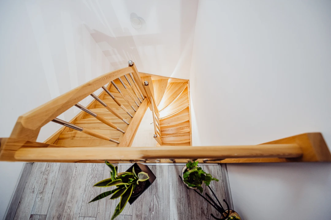 Wangentreppe mit Geländerstäben und Handlauf aus Esche, in Naturholzfarbe lackiert  7