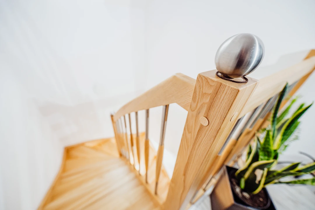 Wangentreppe mit Geländerstäben und Handlauf aus Esche, in Naturholzfarbe lackiert  8