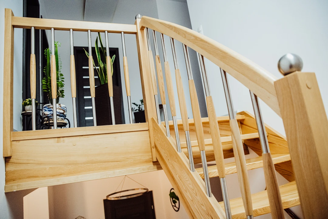 Wangentreppe mit Geländerstäben und Handlauf aus Esche, in Naturholzfarbe lackiert  9