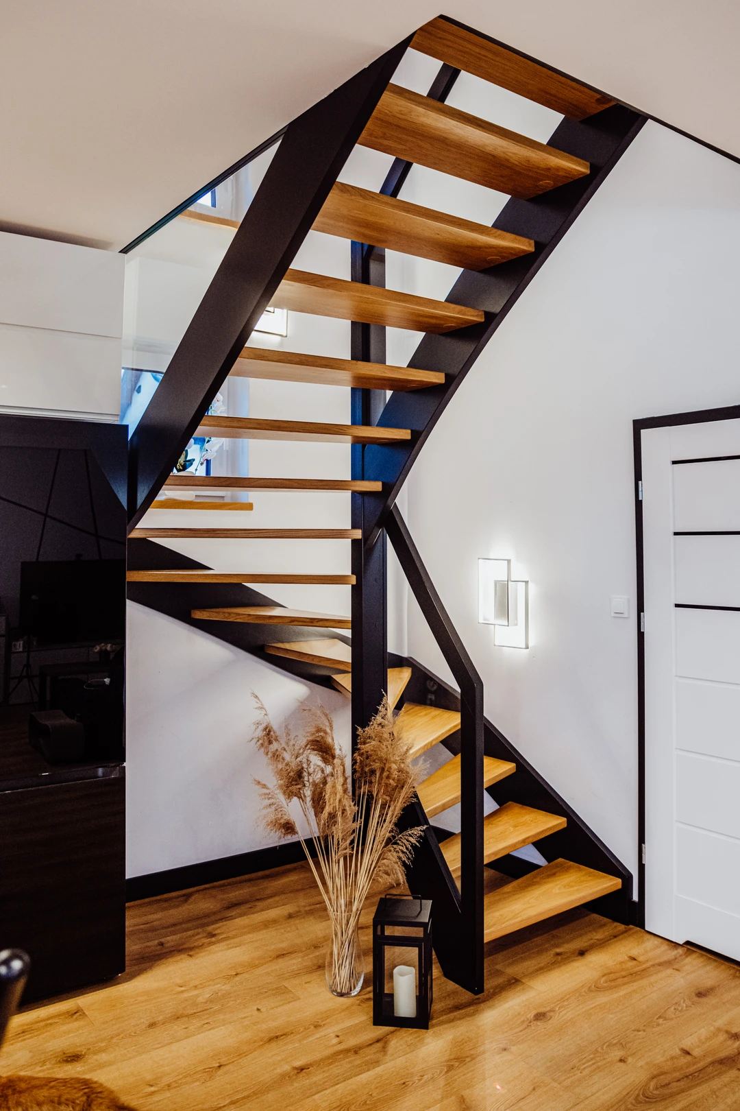 Wangentreppe mit Glasgeländer, lackierten Stufen in Naturholzfarbe sowie schwarzen Wangen, Pfosten und Handlauf  3