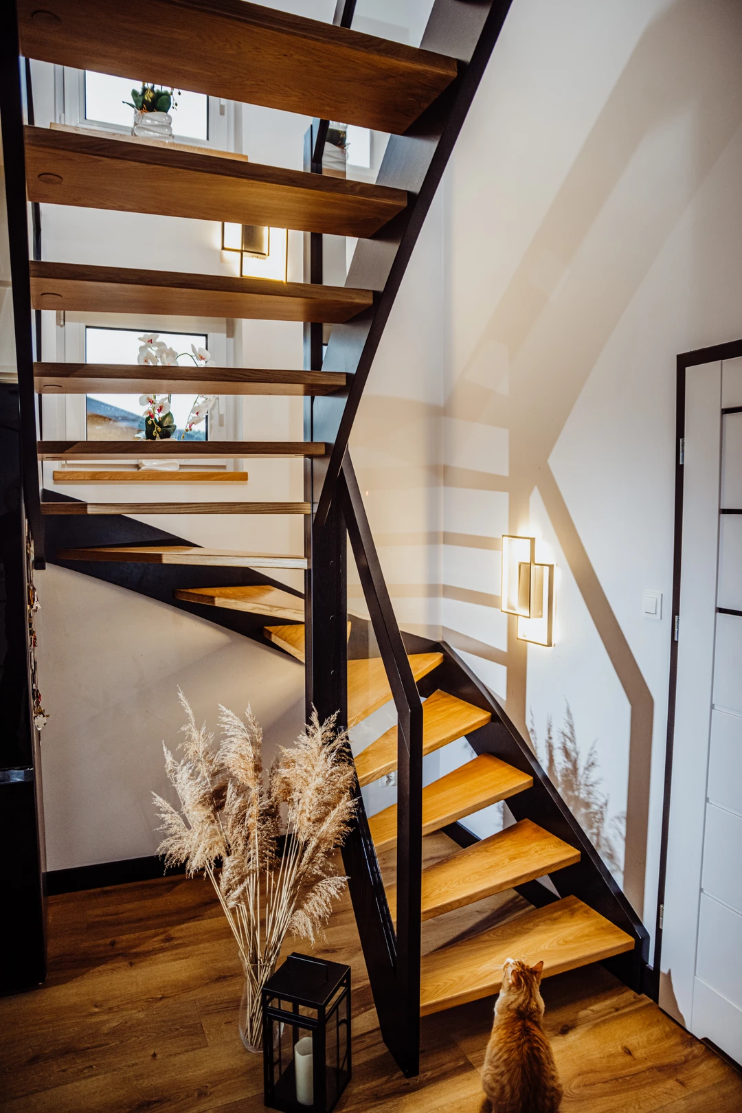 Wangentreppe mit Glasgeländer, lackierten Stufen in Naturholzfarbe sowie schwarzen Wangen, Pfosten und Handlauf  4