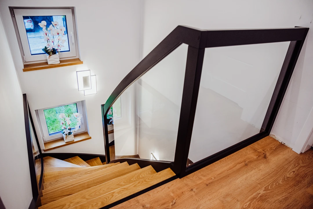 Wangentreppe mit Glasgeländer, lackierten Stufen in Naturholzfarbe sowie schwarzen Wangen, Pfosten und Handlauf  7