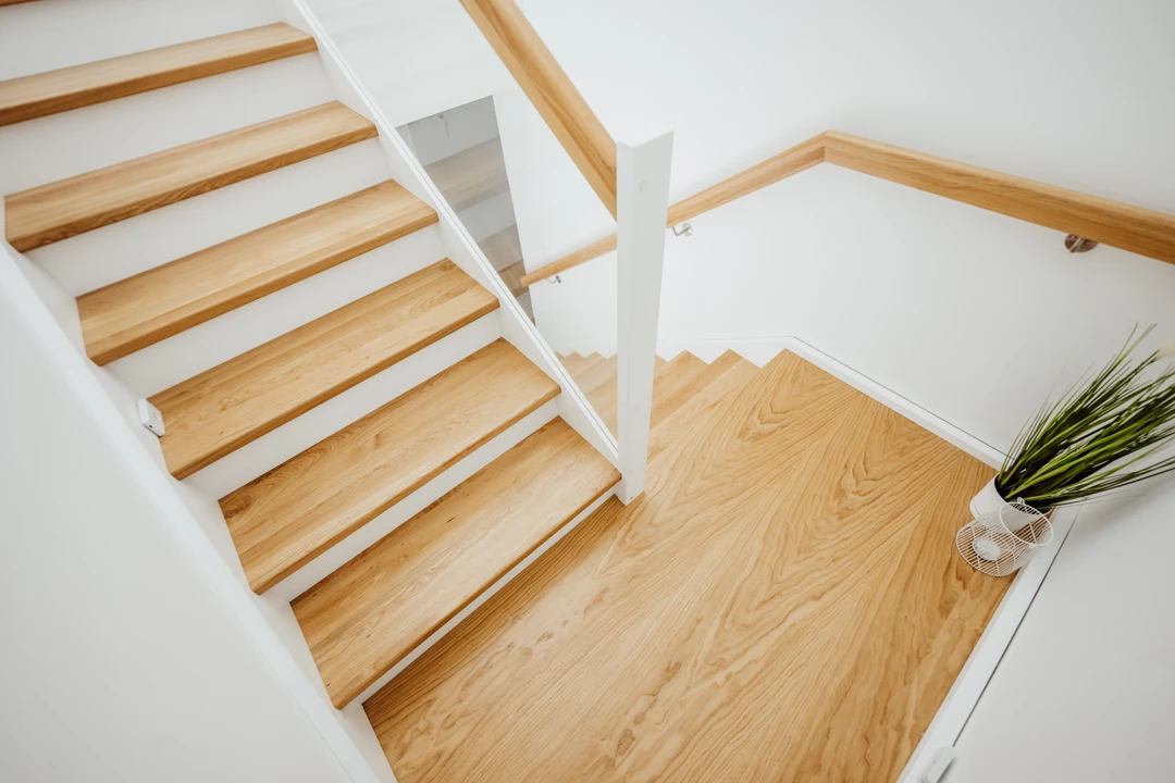 Wangentreppe mit Glasgeländer mit Pfosten und Glasklemmen und Handlauf Naturholzfarbe Lackiert  2