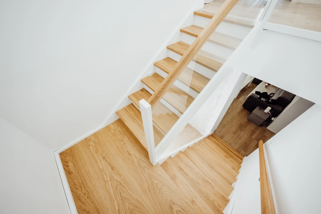 Wangentreppe mit Glasgeländer mit Pfosten und Glasklemmen und Handlauf Naturholzfarbe Lackiert  3