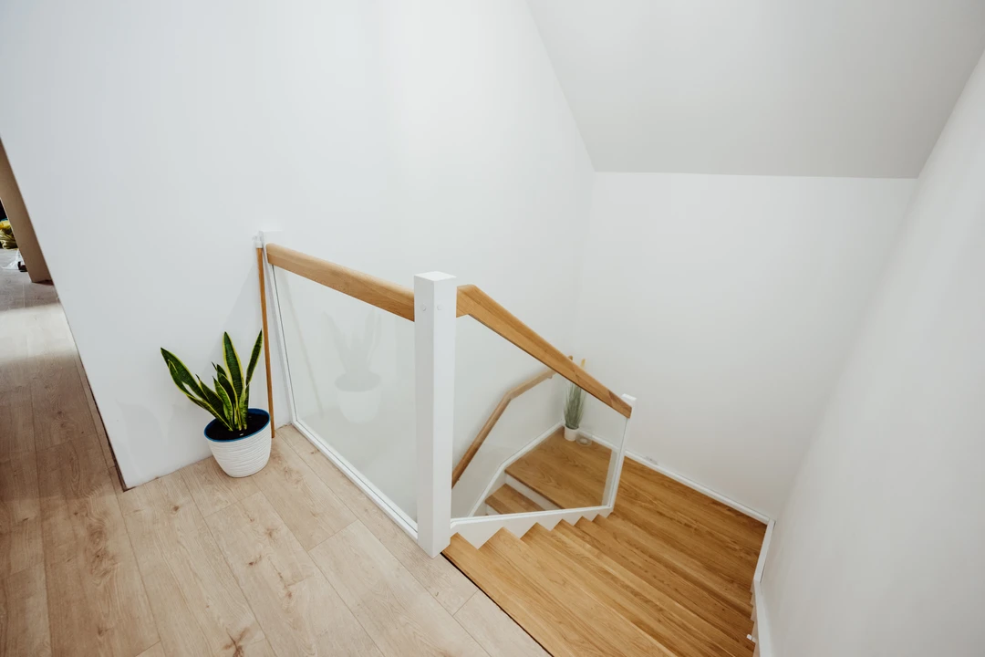 Wangentreppe mit Glasgeländer mit Pfosten und Glasklemmen und Handlauf Naturholzfarbe Lackiert  4