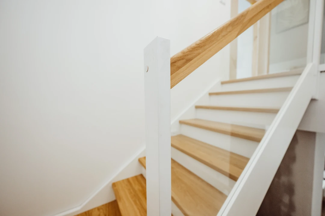 Wangentreppe mit Glasgeländer mit Pfosten und Glasklemmen und Handlauf Naturholzfarbe Lackiert  5