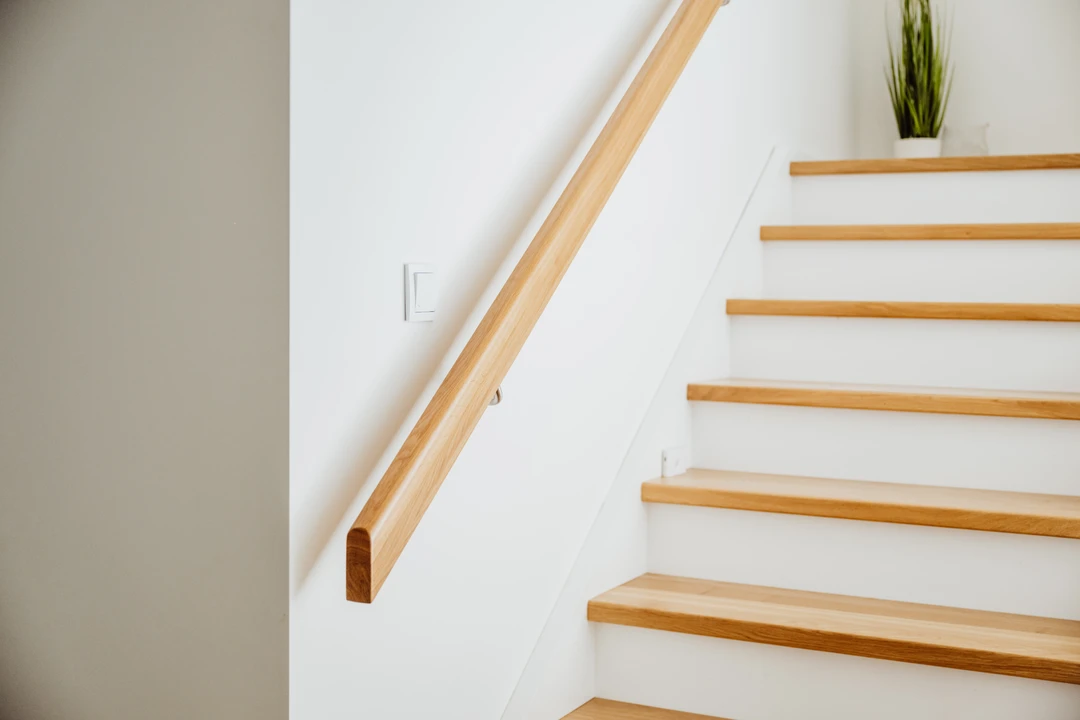 Wangentreppe mit Glasgeländer mit Pfosten und Glasklemmen und Handlauf Naturholzfarbe Lackiert  6