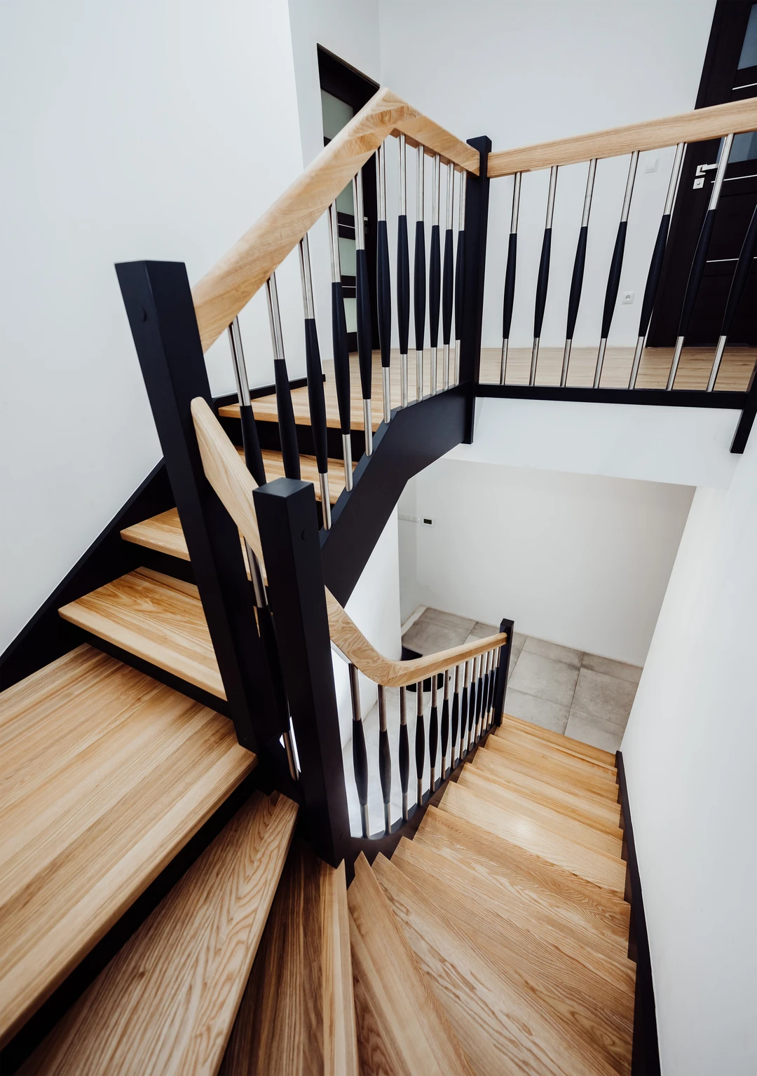 Wangentreppe mit Holzstufen in Naturholzfarbe, Wangen und Setzstufen in Schwarz  13