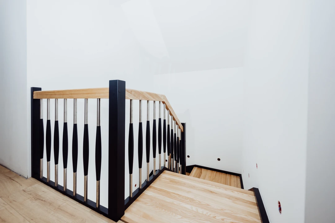 Wangentreppe mit Holzstufen in Naturholzfarbe, Wangen und Setzstufen in Schwarz  2