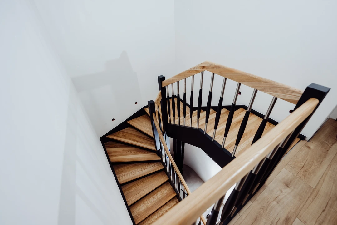 Wangentreppe mit Holzstufen in Naturholzfarbe, Wangen und Setzstufen in Schwarz  3