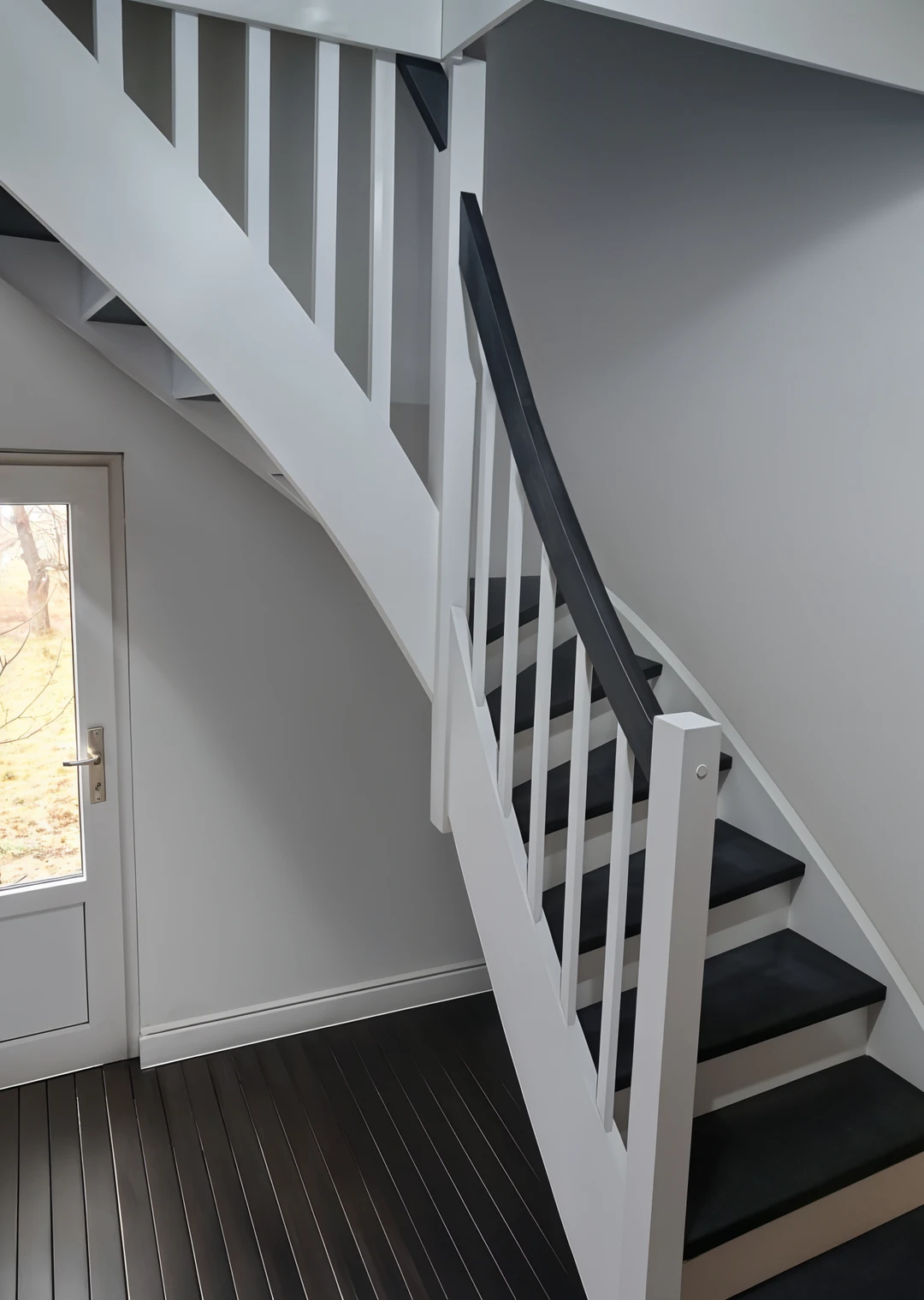 Wangentreppe mit schwarzen Stufen und Handlauf, weiße Wangen  1