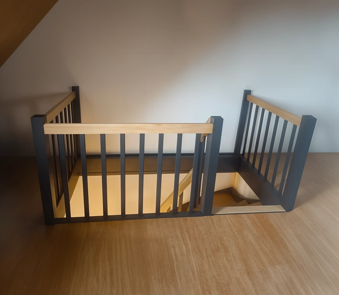 Wangentreppe mit schwarzen Wangen, Geländerstäben, lackierten Stufen und Handlauf in Naturholzfarbe  1