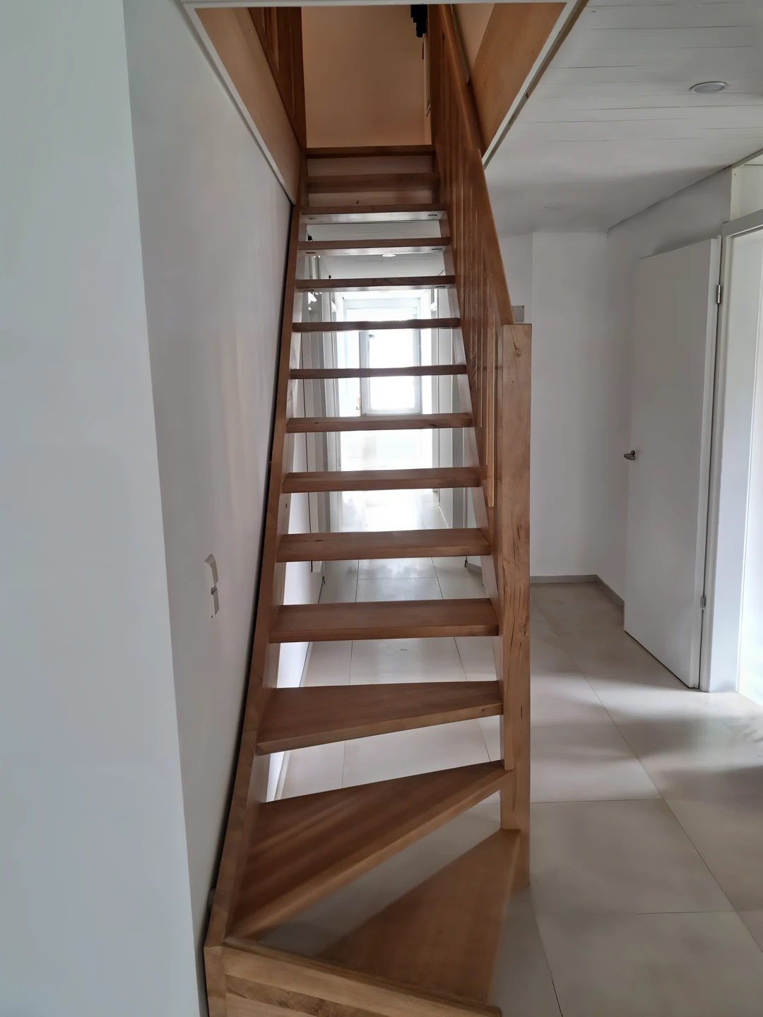 Wangentreppe mit unbehandeltem Handlauf und Holzstufen  3