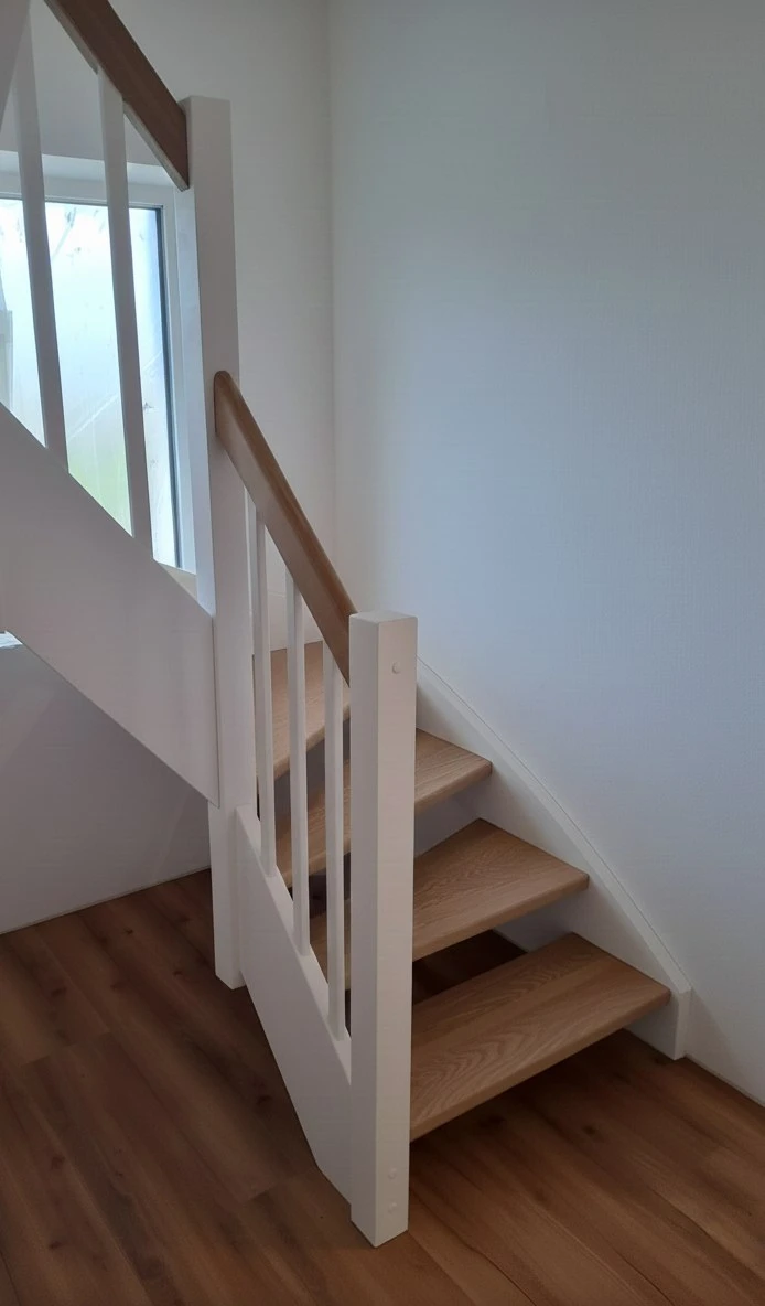 Wangentreppe mit weißen Wangen, Eichenstufen und Holzhandlauf 3