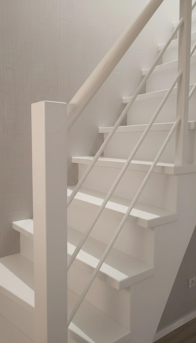 Weiß lackierte aufgesattelte Treppe mit Setzstufen und Relinggeländer 2