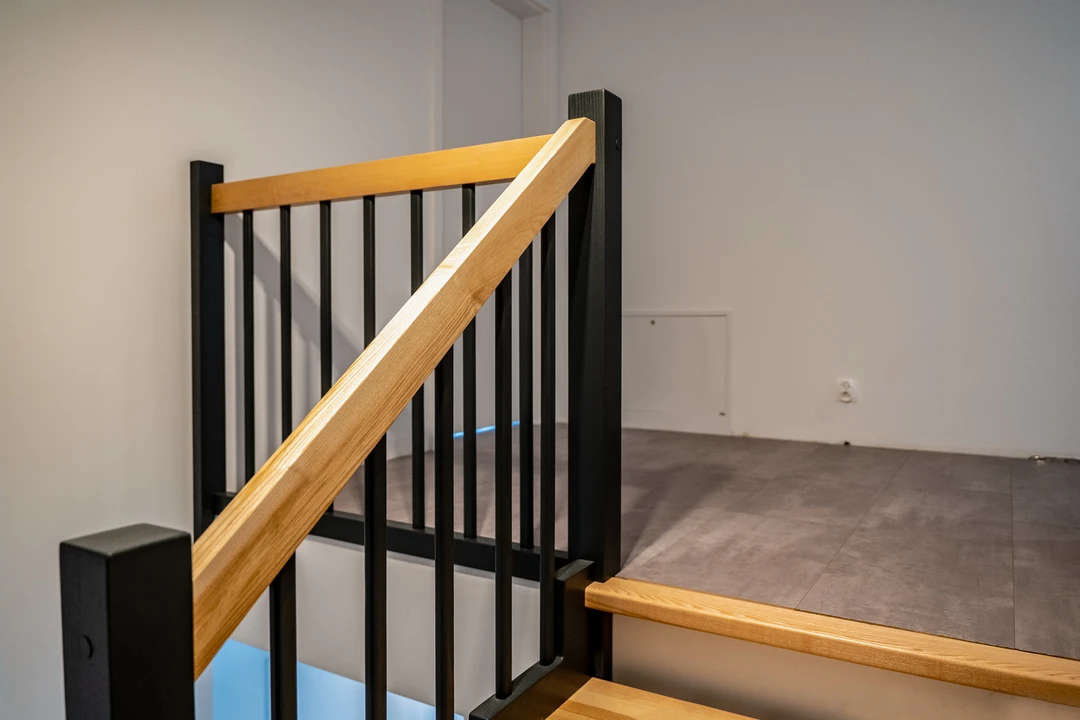 Zahnwangentreppe mit Geländerstäben, schwarzer Konstruktion sowie lackierten Stufen und Handlauf aus Esche in Naturholzfarbe  6