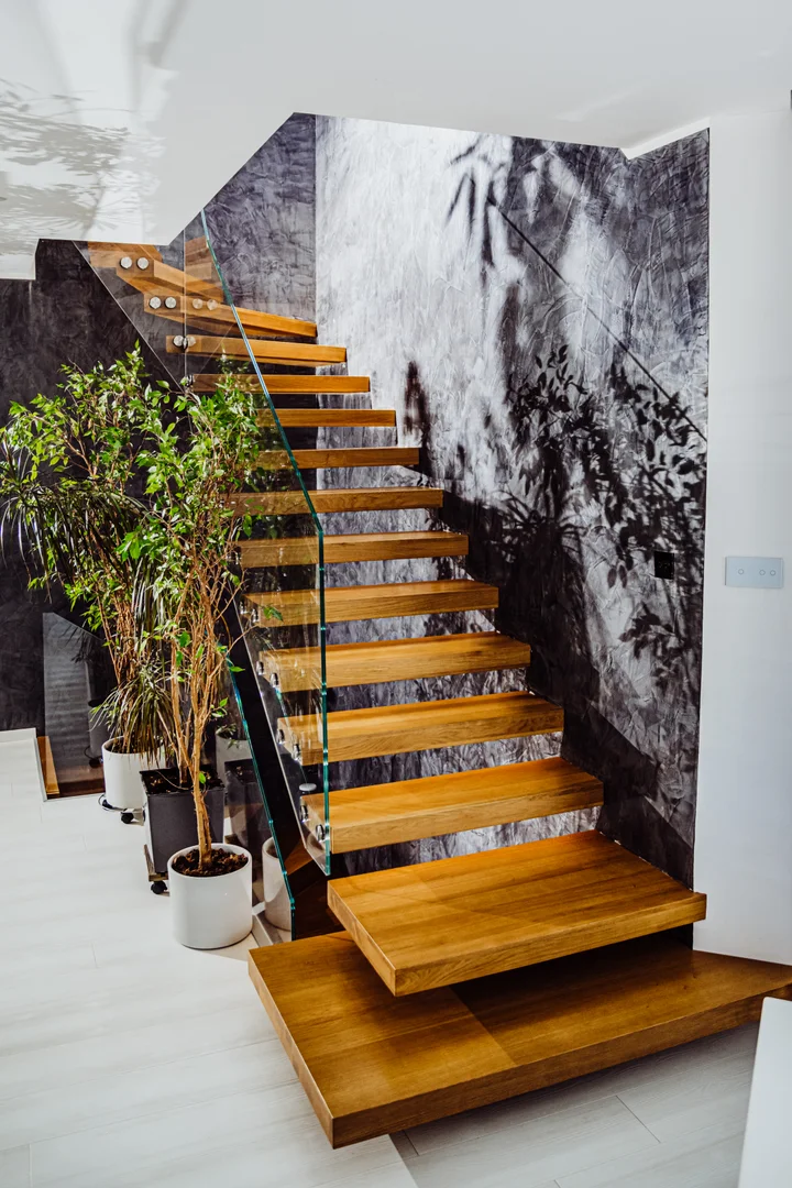 Treppe aus Polen: Kragarmtreppe aus Eiche mit Glasgeländer
