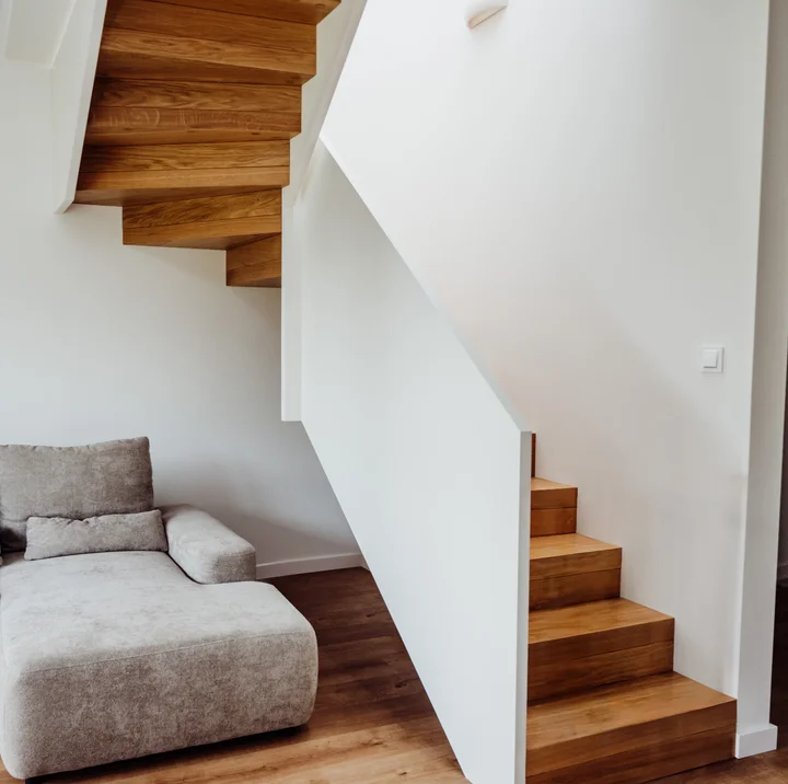 Faltwerktreppe mit Vollwandgeländer Faltwerktreppe mit Vollwandgeländer