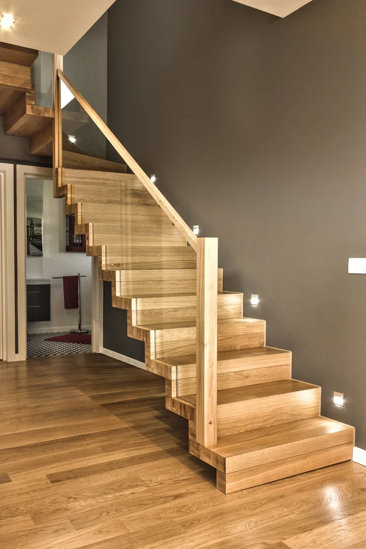 Faltwerktreppe mit lackierten Naturholzstufen Faltwerktreppe mit lackierten Naturholzstufen