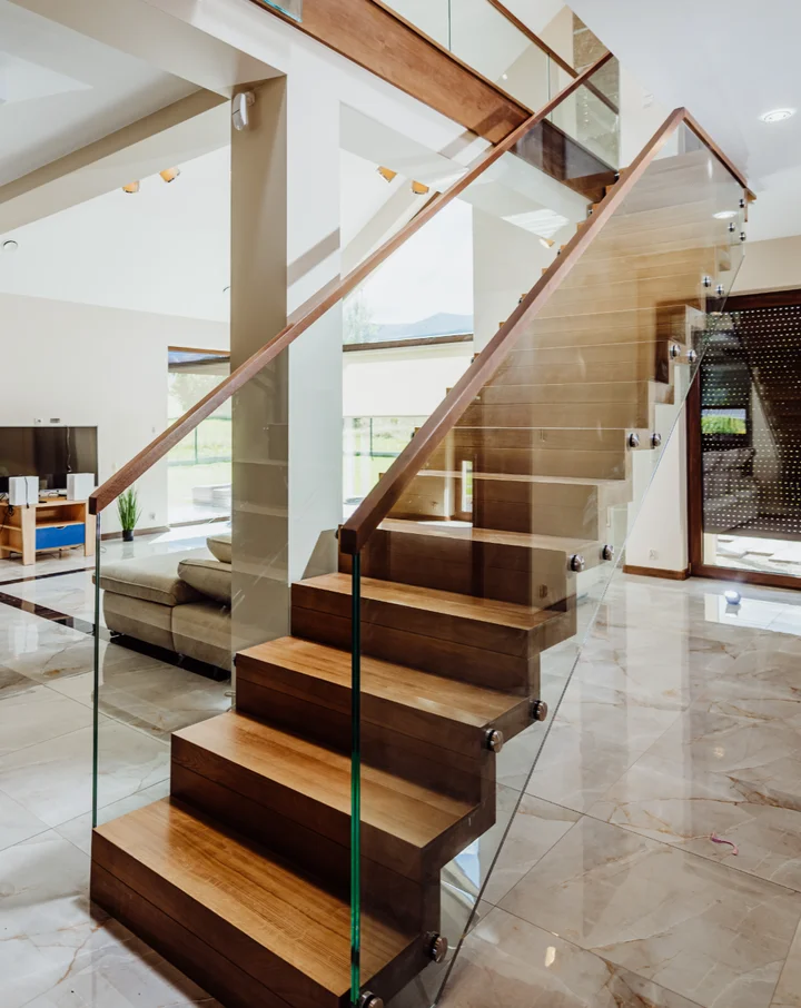 Moderne Faltwerktreppe mit Glasgeländer Moderne Faltwerktreppe mit Glasgeländer