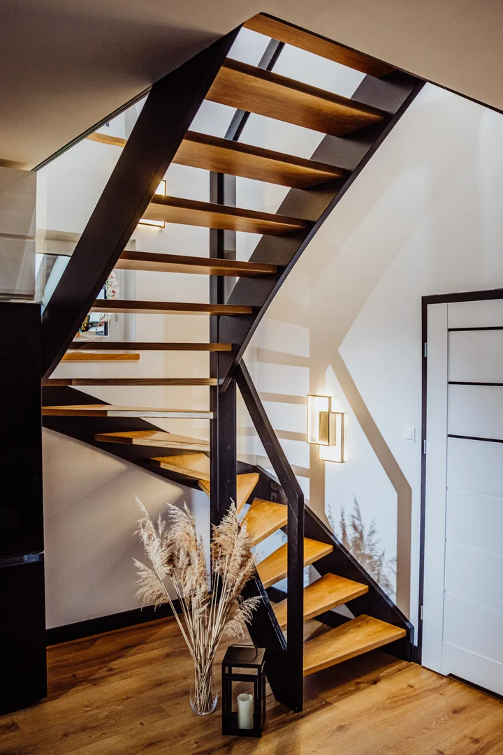 Schwarze Holz Wangentreppe