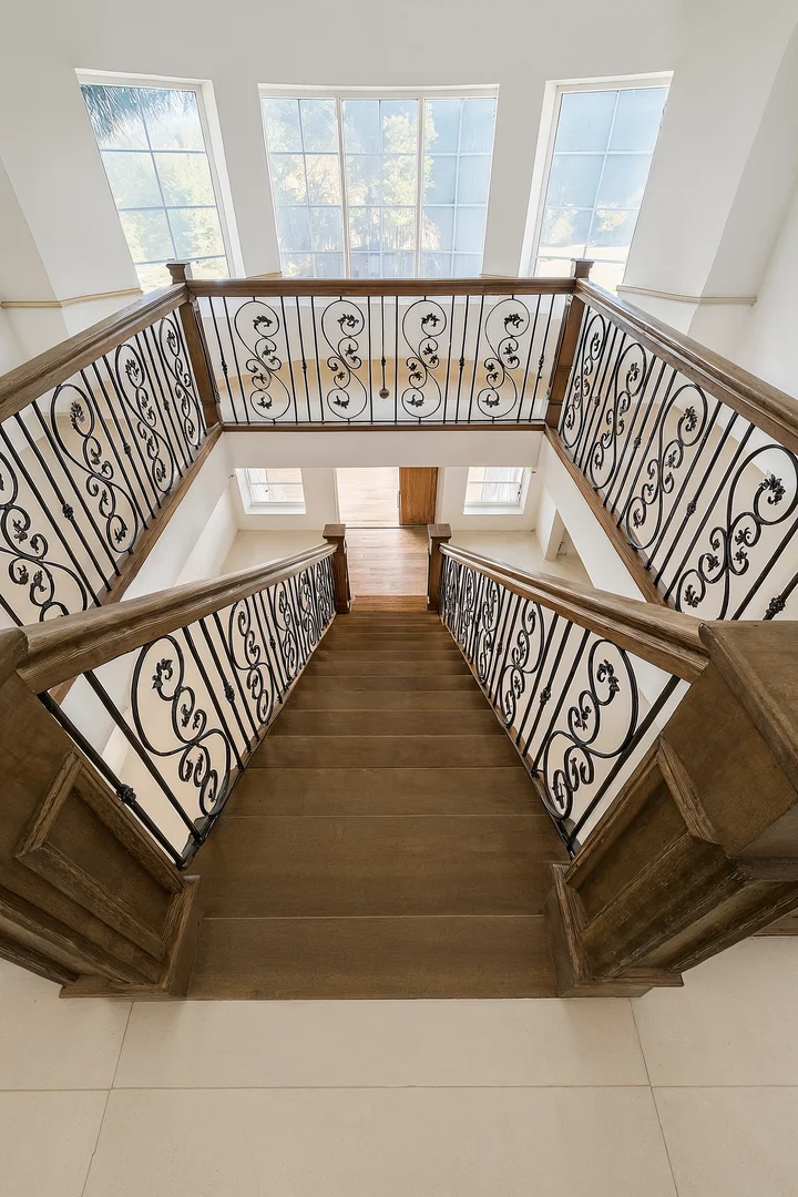 Klassische aufgesattelte Treppe aus gebeizter Eiche