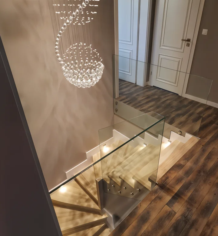 Betontreppe mit aufgesetzten Holzstufen lackiert in