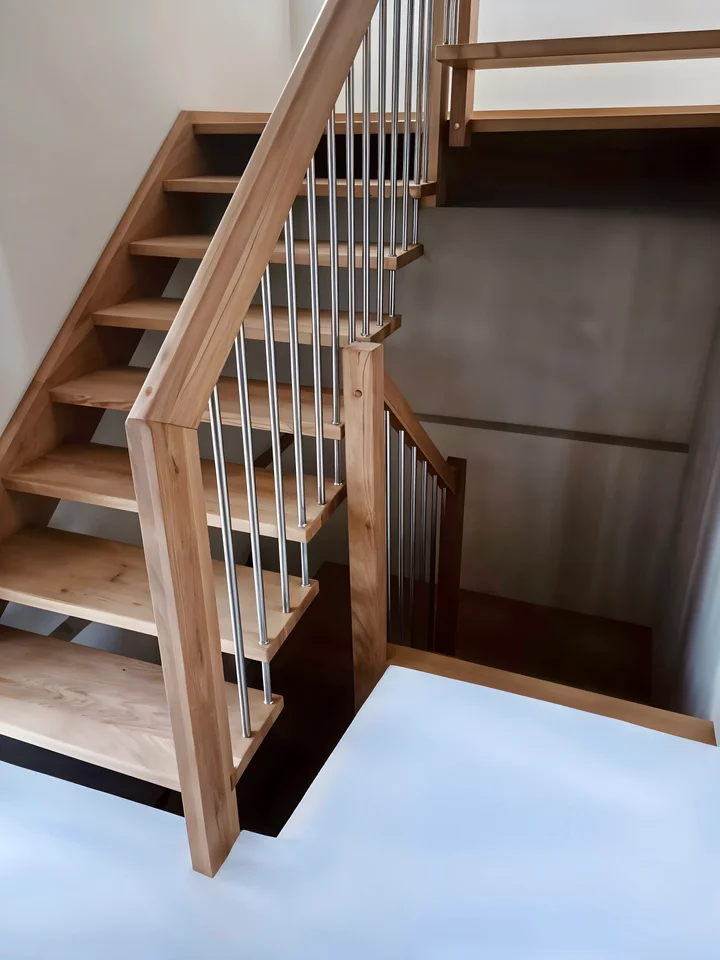 Bolzentreppe mit Holzstufen Edelstahlstäben und Holzhandlauf