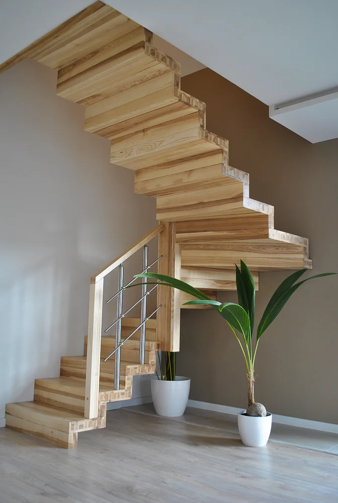 Faltwerktreppe aus Esche – Kombination aus Holz