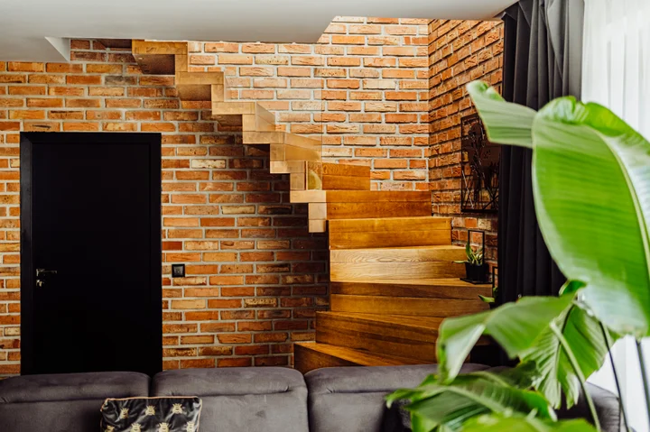 Faltwerktreppe aus gebeizter Esche